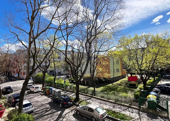 Sunny Near Centre Apartment *